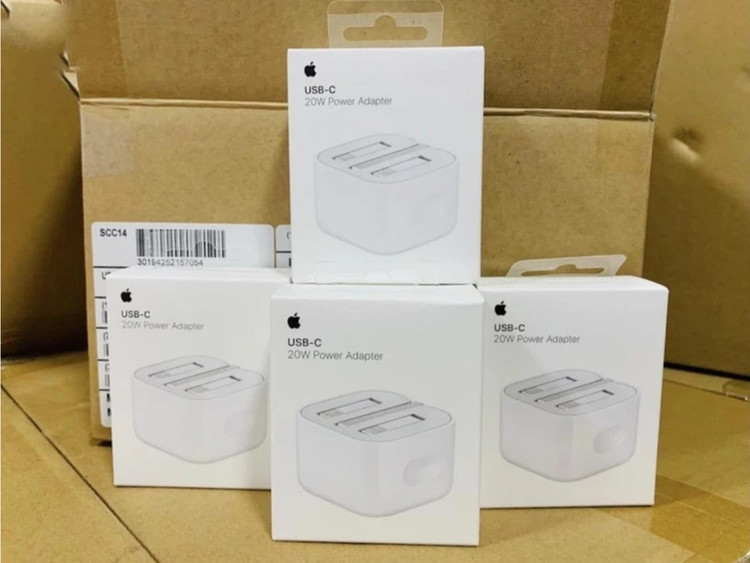 کلگی 20w آیفون نسخه 2026 NFC + یک سال گارانتی + تبدیل 3 ب 2 چراغ دار هدیه + هزینه ارسال رایگاااااان
